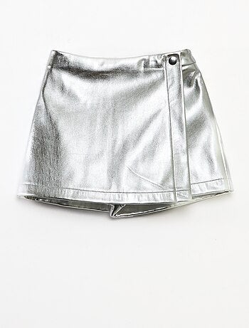 Saia curta em imitação de couro