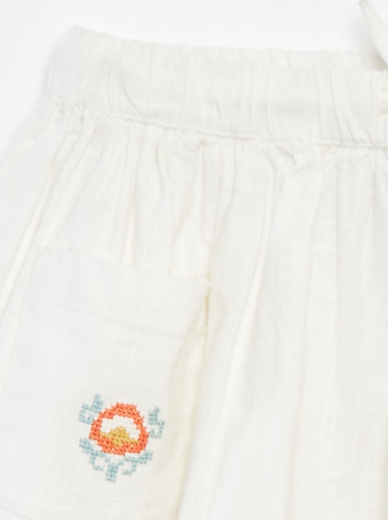 Saia em tecido leve com 2 bolsos revestidos com bordados Branco - Kiabi