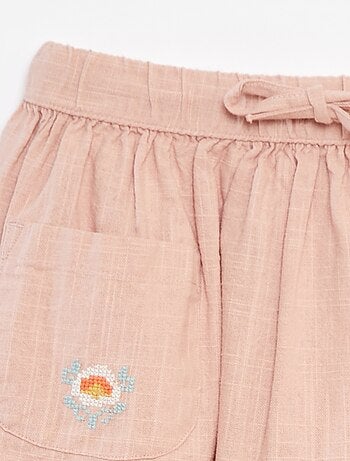 Saia em tecido leve com 2 bolsos revestidos com bordados