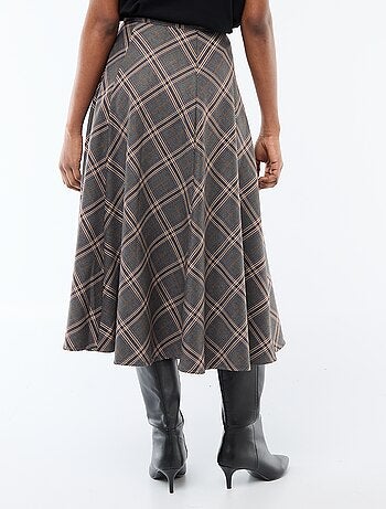 Saia midi aos quadrados