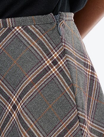 Saia midi aos quadrados