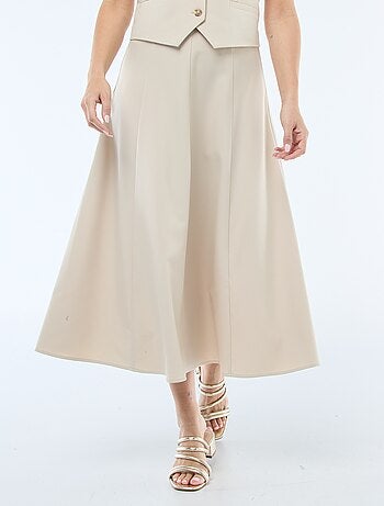 Saia midi com pregas e evasê