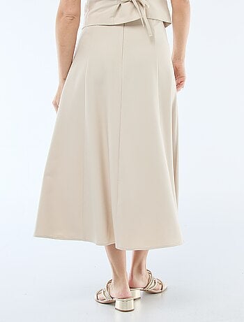 Saia midi com pregas e evasê