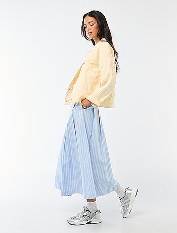 Saia midi em forma de trapézio com riscas