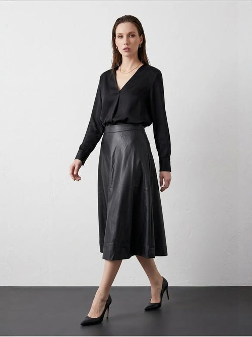 Saia midi evasê em pele sintética de cintura alta my fashion - Kiabi Saia midi evasê em pele sintética de cintura alta my fashion - Kiabi