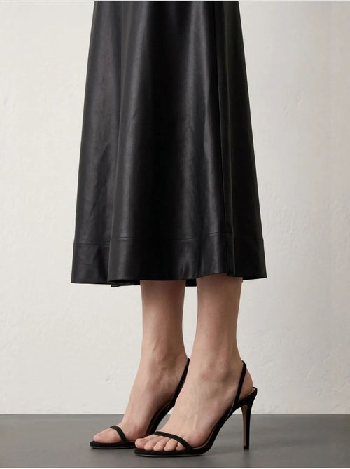 Saia midi evasê em pele sintética de cintura alta my fashion - Kiabi Saia midi evasê em pele sintética de cintura alta my fashion - Kiabi
