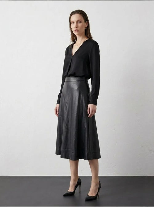 Saia midi evasê em pele sintética de cintura alta my fashion - Kiabi Saia midi evasê em pele sintética de cintura alta my fashion - Kiabi