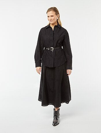 Saia midi lisa com bordado inglês