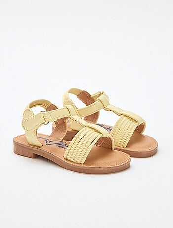 Sandália de tira larga