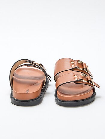 Sandália rasteira com tiras duplas