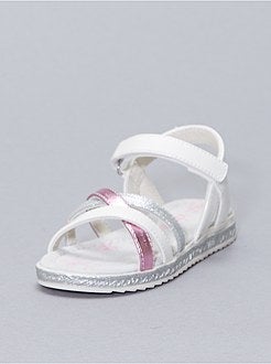 Sandálias brilhantes e com verniz - Kiabi