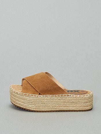 Sandálias chinelas em pele 'Xti' - Kiabi