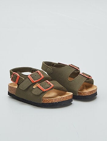 Sandálias com fivelas