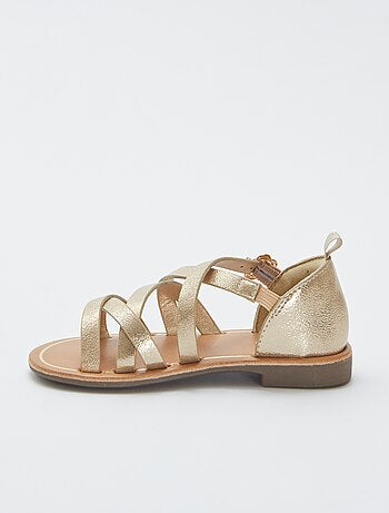 Sandálias com múltiplas tiras cruzadas