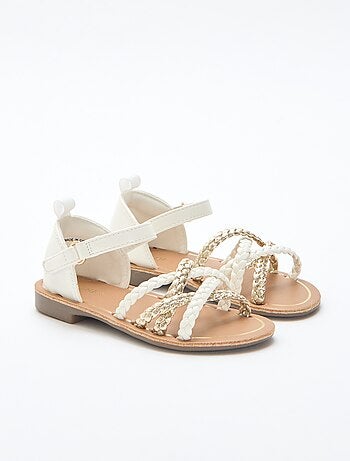 Sandálias com múltiplas tiras entrançadas