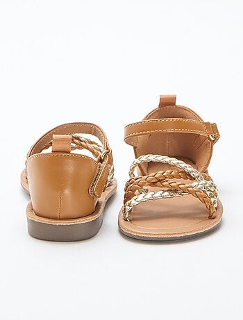 Sandálias com múltiplas tiras entrançadas