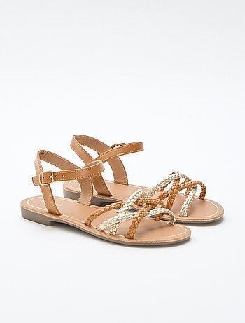 Sandálias com múltiplas tiras trançadas