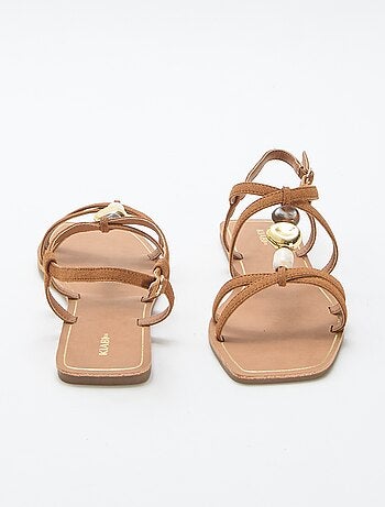 Sandálias com pormenores de joias