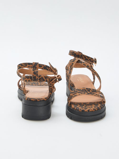 Sandálias com sola tratorada e padrão leopardo - Kiabi