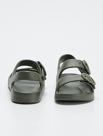 Sandálias com tira dupla