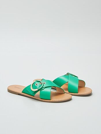 Sandálias com tiras cruzadas