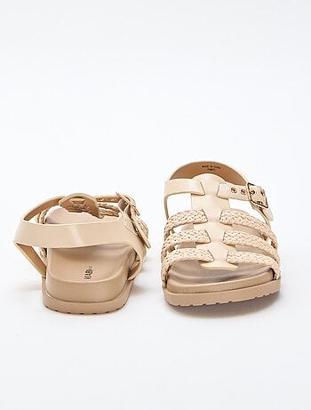 Sandálias com tiras de palha