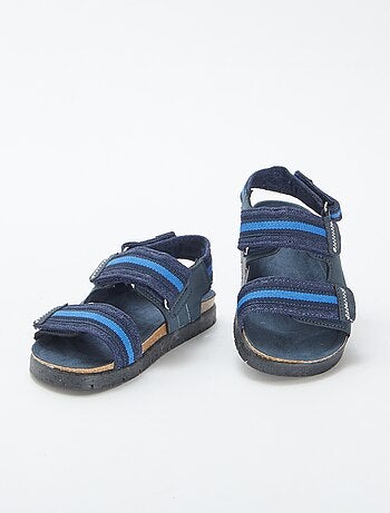 Sandálias com tiras de velcro
