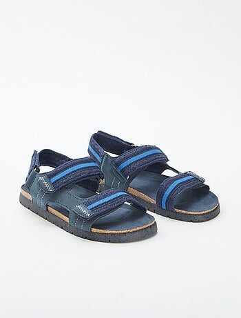 Sandálias com tiras de velcro