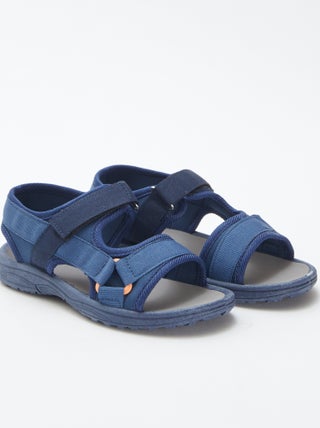 Sandálias com tiras de velcro com triângulo decorativo