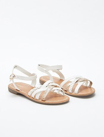 Sandálias com várias tiras