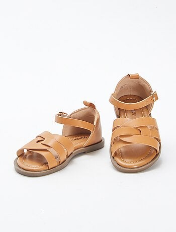 Sandálias com várias tiras e salto fechado