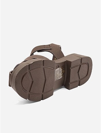Sandálias com velcro