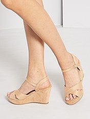 sandalias prateadas compensadas