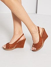 sandalias prateadas compensadas