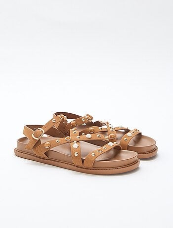 Sandálias de plataforma com tiras de tachas