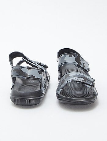 Sandálias de praia com tiras de velcro