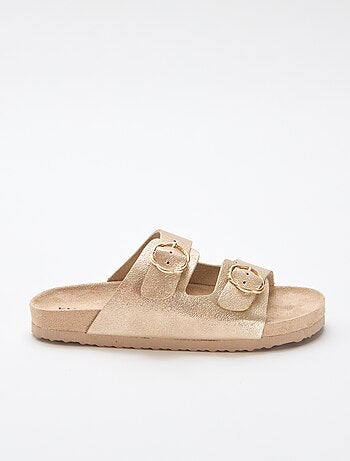 Sandálias douradas com fivela de flores