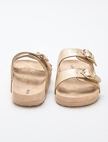 Sandálias douradas com fivela de flores