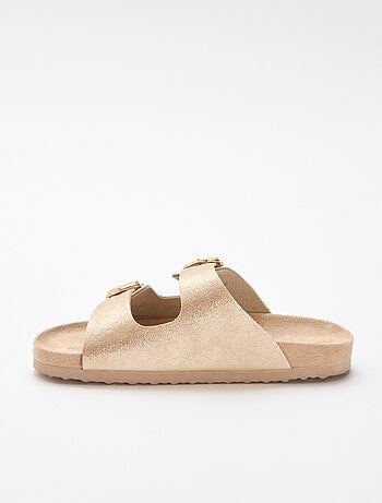 Sandálias douradas com fivela de flores