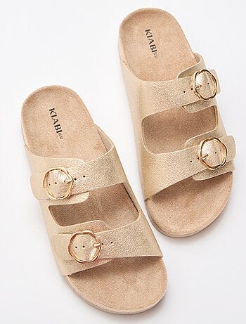 Sandálias douradas com fivela de flores