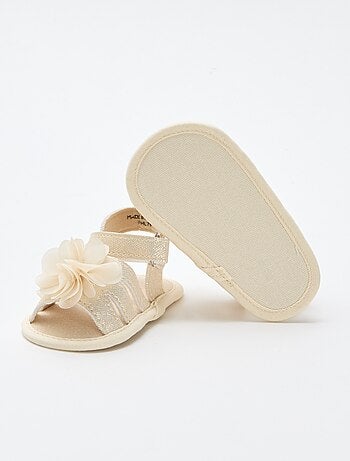 Sandálias douradas com flor