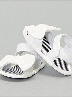 Sandálias em bordado inglês - Kiabi