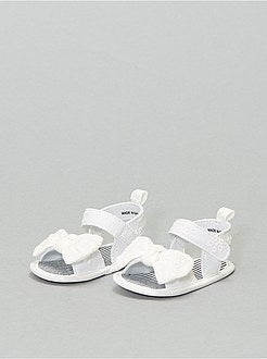 Sandálias em bordado inglês - Kiabi