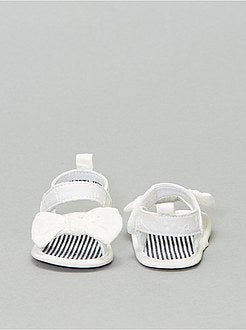 Sandálias em bordado inglês - Kiabi