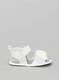 Sandálias em bordado inglês - Kiabi