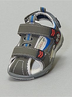 Sandálias em pele com velcros - Kiabi