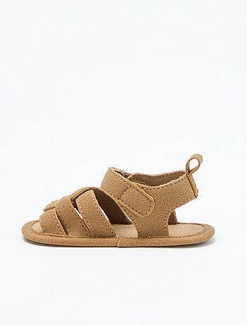 Sandálias em tecido com tiras cruzadas