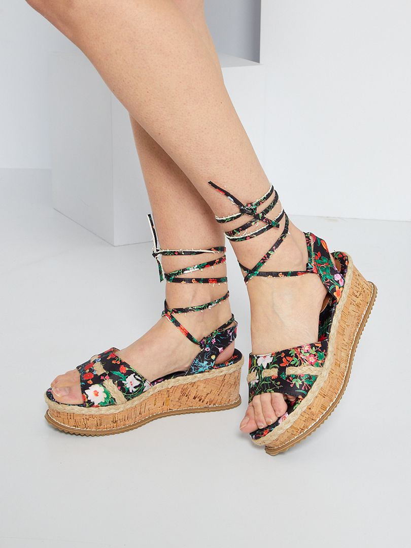 Sandálias em tecido florido Preto - Kiabi