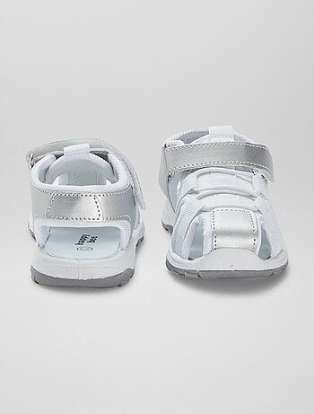 Sandálias fechadas com tira de velcro