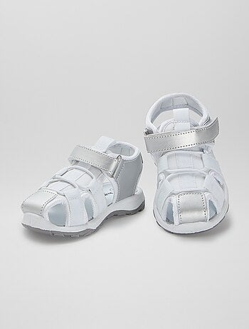 Sandálias fechadas com tira de velcro
